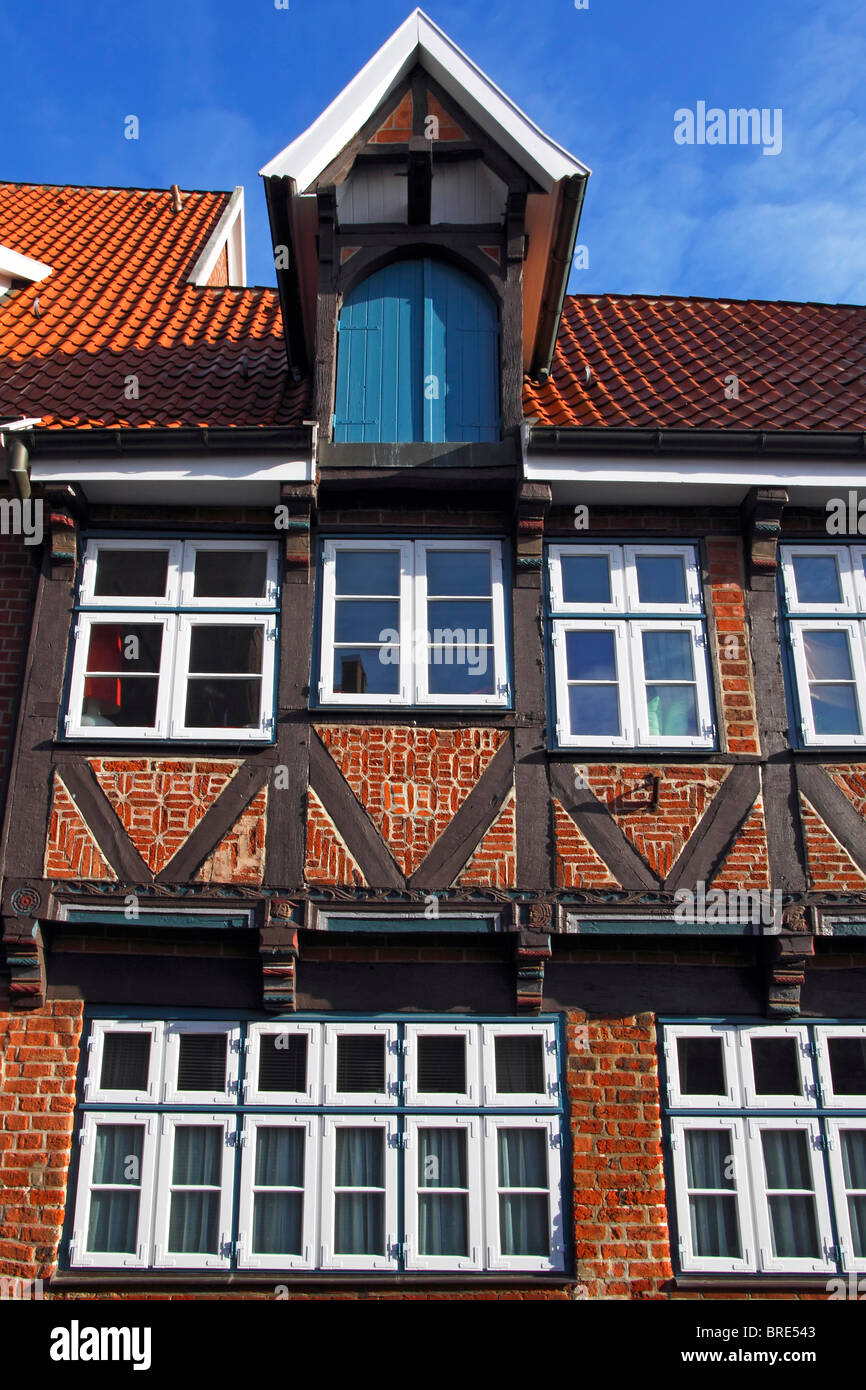 Casa in legno e muratura con finestre dormer e la tipica 'Utluchten' nel centro storico, città anseatica di Lueneburg Foto Stock