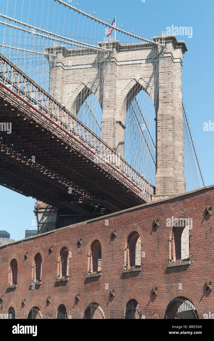 Il Ponte di Brooklyn e il magazzino di tabacco da Water Street in Brooklyn, New York Foto Stock