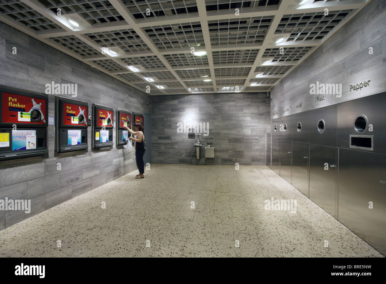 Stazione di riciclaggio per il pubblico in generale in Svezia dove ottenete pagato in monete metalliche per riciclare Foto Stock