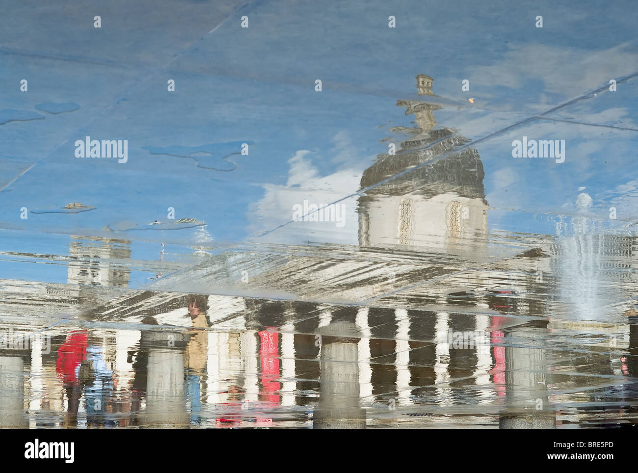 Riflessioni sul marciapiede dopo una breve doccia in Trafalgar Square a Londra, Inghilterra, Regno Unito. Foto Stock