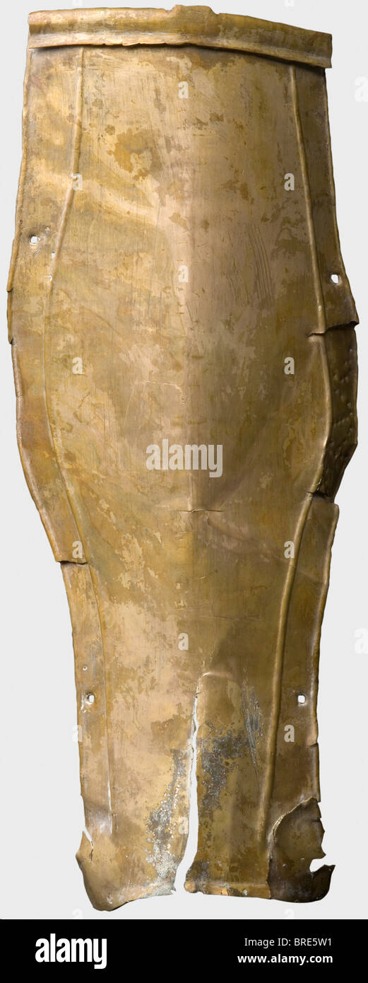 Un greave romano con iscrizione, 2nd/3rd secolo d.C. ottone Goffrato. Decorato con poco verde con una nervatura centrale leggermente sollevata. Bordi sfalsati con fori per il fissaggio degli anelli delle cinghie. Un attrezzo sulla parte superiore per il fissaggio di una cerniera per la protezione ginocchia. La scritta "RVG" sul bordo sinistro con un segno a forma di "T". Lunghezza 33 cm. Peso 195 g.. Il metallo è molto ben conservato, crepe all'estremità inferiore e sui lati. Collezione Axel Guttmann (R 185/AG 712) Turnierrüstungen - Sammlung Axel Guttmann', vol. 4, Magonza 1997, pag. 129 fig. 83 Piastra XV con interpretazione, Foto Stock