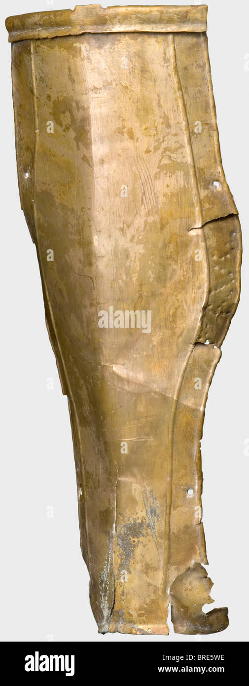 Un greave romano con iscrizione, 2nd/3rd secolo d.C. ottone Goffrato. Decorato con poco verde con una nervatura centrale leggermente sollevata. Bordi sfalsati con fori per il fissaggio degli anelli delle cinghie. Un attrezzo sulla parte superiore per il fissaggio di una cerniera per la protezione ginocchia. La scritta "RVG" sul bordo sinistro con un segno a forma di "T". Lunghezza 33 cm. Peso 195 g.. Il metallo è molto ben conservato, crepe all'estremità inferiore e sui lati. Collezione Axel Guttmann (R 185/AG 712) Turnierrüstungen - Sammlung Axel Guttmann', vol. 4, Magonza 1997, pag. 129 fig. 83 Piastra XV con interpretazione, Foto Stock