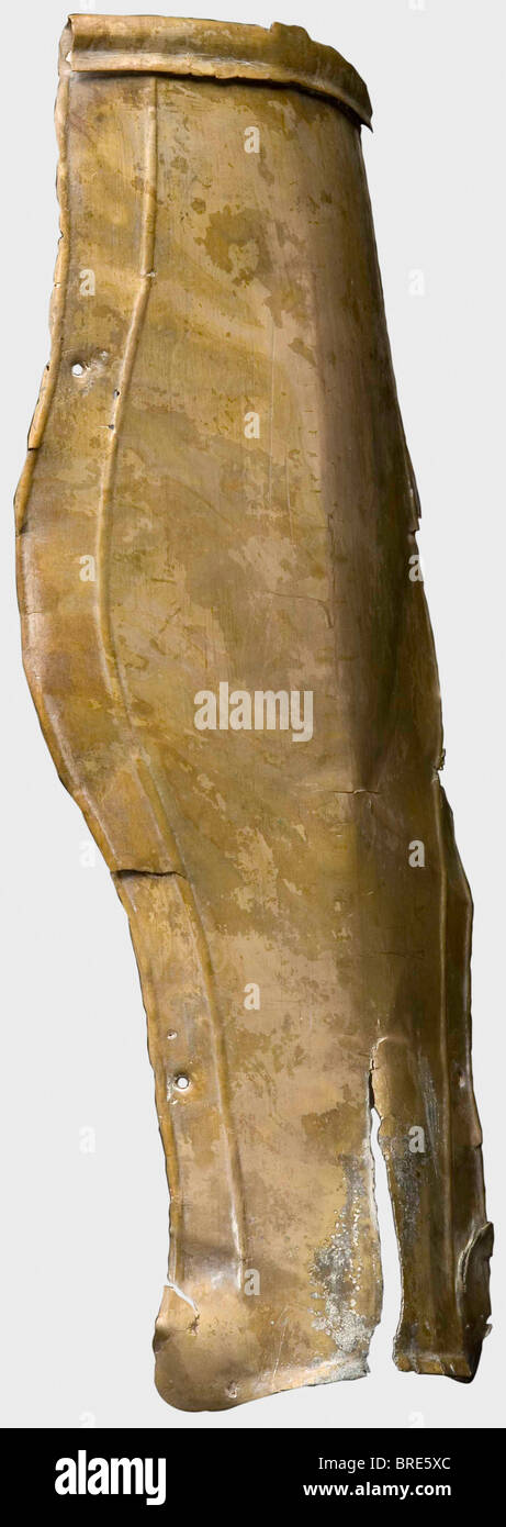 Un greave romano con iscrizione, 2nd/3rd secolo d.C. ottone Goffrato. Decorato con poco verde con una nervatura centrale leggermente sollevata. Bordi sfalsati con fori per il fissaggio degli anelli delle cinghie. Un attrezzo sulla parte superiore per il fissaggio di una cerniera per la protezione ginocchia. La scritta "RVG" sul bordo sinistro con un segno a forma di "T". Lunghezza 33 cm. Peso 195 g.. Il metallo è molto ben conservato, crepe all'estremità inferiore e sui lati. Collezione Axel Guttmann (R 185/AG 712) Turnierrüstungen - Sammlung Axel Guttmann', vol. 4, Magonza 1997, pag. 129 fig. 83 Piastra XV con interpretazione, Foto Stock