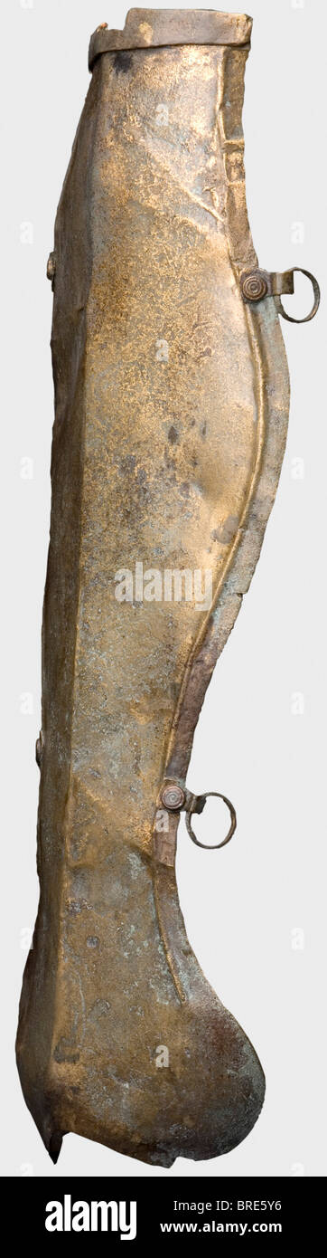 Un greave romano, 2nd/3rd secolo A.D. Essenzialmente non decorato, in ottone greave con una cresta centrale. Sfalsare i bordi lungo i bordi con quattro alette rivettate e anelli grandi per il fissaggio delle cinghie. Una rientranza sulla parte superiore per fissare la cerniera della protezione ginocchia e una protezione estesa della caviglia sull'estremità inferiore lunghezza 36 cm. Peso 135 g. Il metallo è molto ben conservato, con alcuni supporti e restauri sul bordo e sull'estremità inferiore Axel Guttmann Collection (R 69/AG 307). Provenienza: Acquisita nel 1989 a Dinkelsbühl, presumibilmente da Paks sul Danubio/Ungheria. Pubblicato in: H, Foto Stock