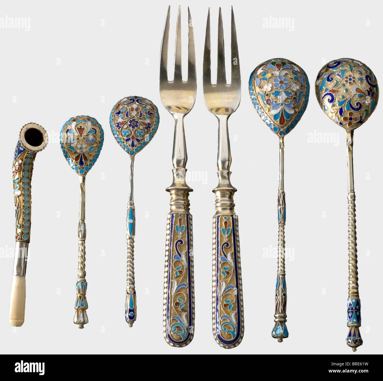 Sei pezzi d'argento da tavolo cloisonné e un portasigarette, Mosca, fine del 19th secolo Argento, parzialmente dorato e smaltato. Due forchette e cucchiai da dessert, oltre a due cucchiai da zucchero. Diversi marchi, alcuni pezzi datati '1893' o '1896'. Lunghezza compresa tra 16,4 e 10,2 cm. Il portasigarette è dotato di un boccaglio in avorio. Lunghezza 9.5 cm. Storico, storico, 19th secolo, belle arti, arte, oggetto d'arte, oggetti d'arte, artful, prezioso, collezionabile, oggetto da collezione, oggetti da collezione, oggetti da collezione, rarità, rarità, posate, set di posate, cucchiaio, cucchiai, cucchiai, Foto Stock