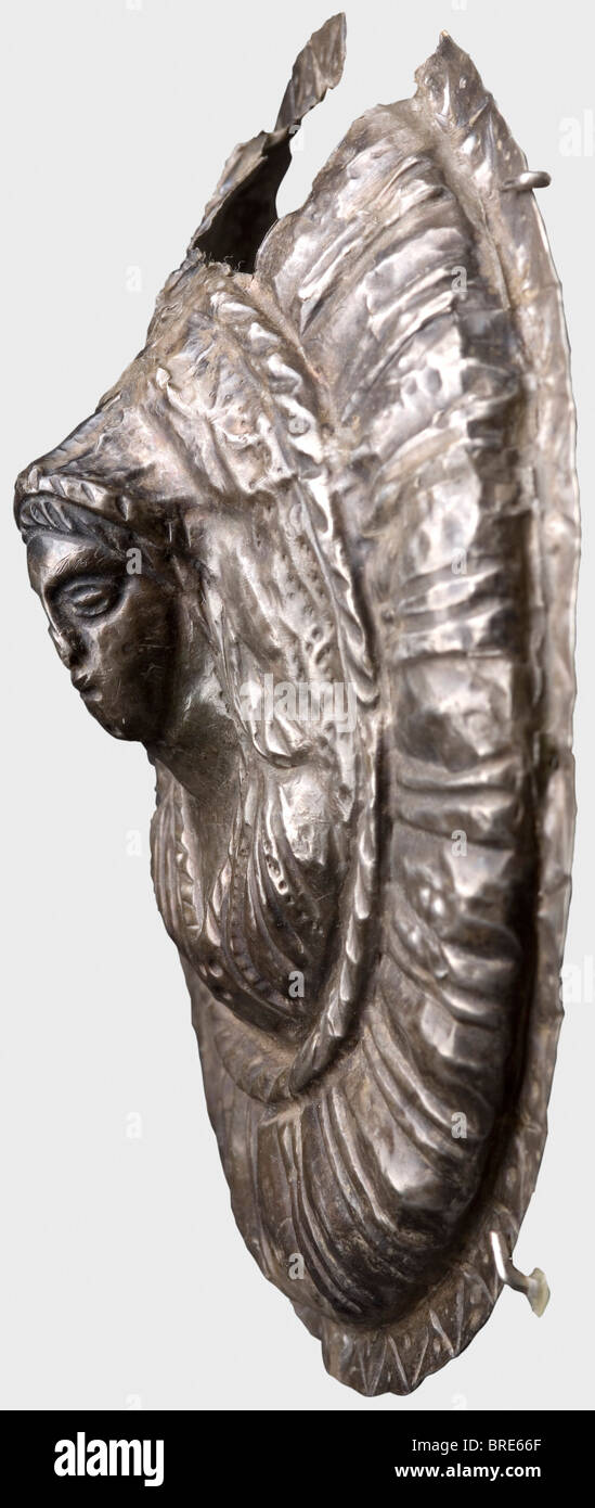 Una falera d'argento romana, 2nd secolo d.C. falera d'argento, o medaglione decorativo, con un rilievo femminile goffrato. Riccamente decorato con un bordo a filo, triangoli, modanature arrotolate e puntine. Iscrizione illeggibile(?) che corre in semicerchio sopra la femmina . Diametro 9 cm. Peso 13 g. Il dorso è stato parzialmente stabilizzato con fibra di vetro e resina, difetti sul bordo superiore. Axel Guttmann Collection (nessun numero di inventario). Provenienza: Giessner Coin Merchant, Monaco di Baviera, lotto 2514, nessuna data. Storico, storico, mondo antico, mondo antico, tempo antico, Foto Stock