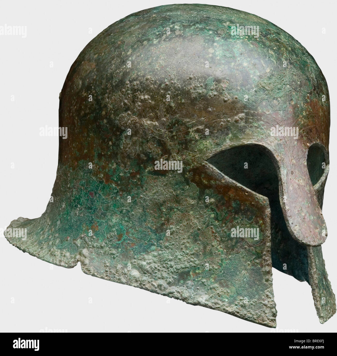 Casco corinzio, 6th secolo a.C. casco in bronzo pesante con protezione per il collo corta e fessure corte sui lati. Protezione del naso estesa, ampia e pesante. Sopracciglia cesellate con un motivo di fishbone sopra le fessure dell'occhio. Altezza 21 cm. Peso 1432 g.. Patina scoperta marrone-verde rossastra con avvallamenti di corrosione in luoghi. Buona ritenzione di metallo. Restauri, in particolare nella zona del collo. Collezione Axel Guttmann (Ag 498). Cf un casco simile dalla Collezione Axel Guttmann all'asta 49th di Hermann Historica il 19 ottobre 2005, lotto 146. Un pesante molto ben conservato, Foto Stock