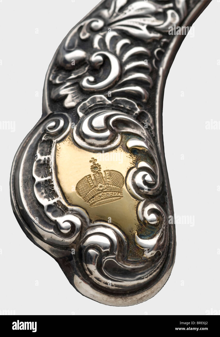 Una cornice d'argento e un apribottiglie d'argento, Londra, 1895/96 UNA cornice floreale con i marchi di Londra. Il bordo superiore porta il monogramma inciso "A" sotto una grande corona ducale su uno sfondo dorato. Il dorso è ricoperto di velluto (indossato) . Dimensioni: 21 x 17,5 cm. Il meccanismo di apertura della lettera ha un design simile, con il marchio 'Sling' e ciascun lato del manico inciso con la corona dello zar e la Tsarina rispettivamente, su uno sfondo dorato. Lunghezza 18,3 cm. Storico, storico, 19th secolo, oggetto, oggetti, alambicchi, taglio, ritagli, taglio, Foto Stock