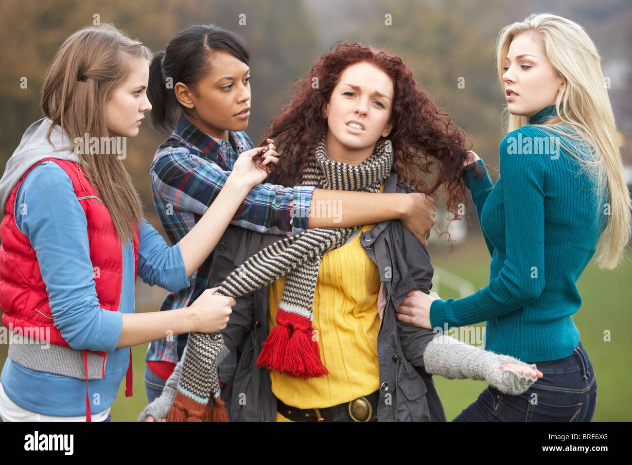 Un gruppo di adolescenti di sesso femminile il bullismo ragazza Foto Stock