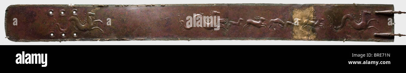 Una cintura italiana, del 4th secolo a.C. UNA cintura in bronzo con bordo perforato che trattiene dei piccoli perni in bronzo a testa tonda per il materiale di supporto. Due cicale stilizzate rivettate ad un'estremità come ganci di fissaggio, e tre file di doppi fori per ricevere i ganci sull'altra estremità. La cintura è decorata con un mostro marino goffrato con il corpo di un cavallo, stracci correndo, e cavalli. Lunghezza 79 cm. Larghezza 7,5 cm. Patina nobile marrone rossastra che mostra la superficie metallica in luoghi. La schiena è stata stabilizzata in luoghi, ed è montata su un supporto in legno. Axel Gu, Foto Stock