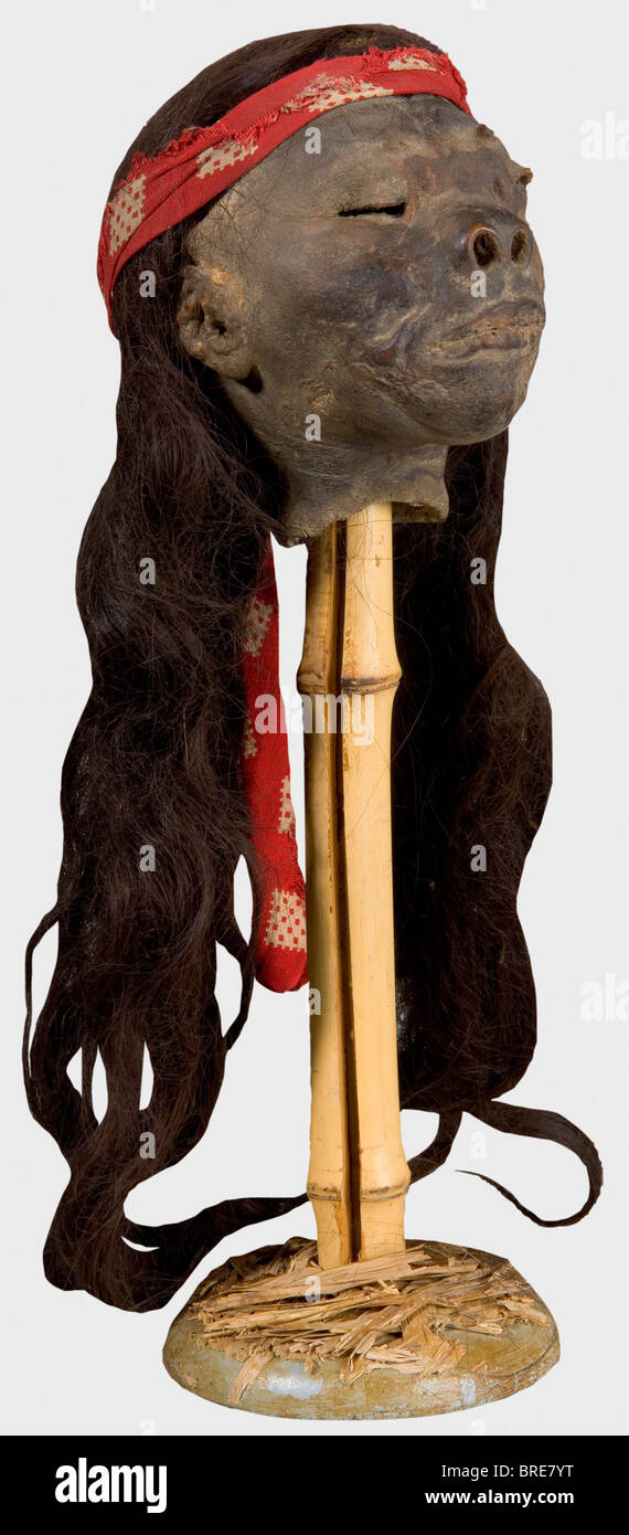 Una tsanta (cosiddetta "testa incassata"), Amazon Region, circa 1900 capelli  lunghi, marrone scuro. Gli occhi non cuciti. Bocca con impressioni dal  cucito. Una lunga cucitura per la preparazione sul retro della testa,