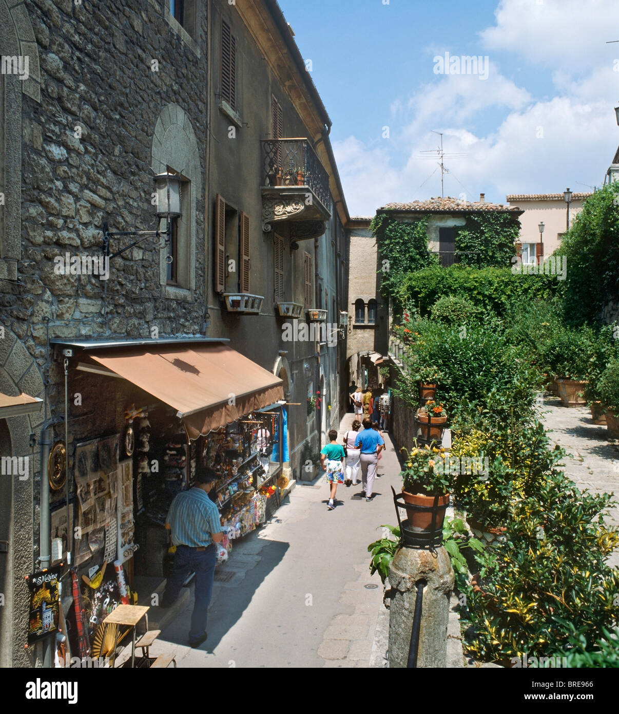 Tipica strada nel centro del paese, nella Repubblica di San Marino, Italia Foto Stock