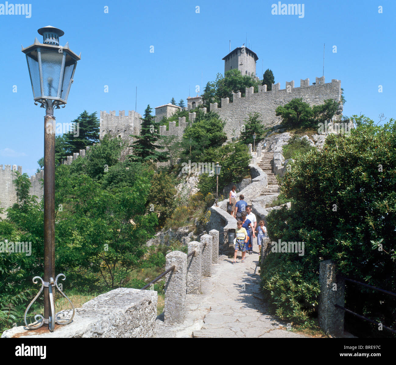 Percorso lungo le mura della città fino alla fortezza, Repubblica di San Marino, Italia Foto Stock