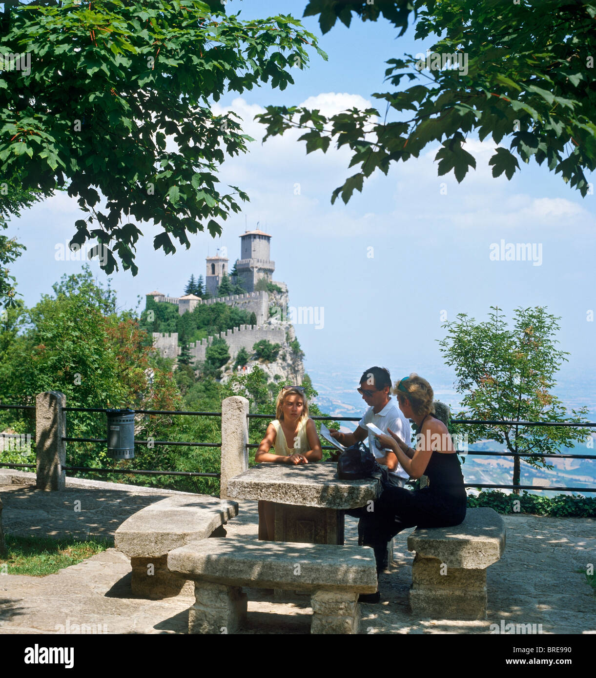 Famiglia udienza presso il punto di vista che guarda verso la Fortezza, Repubblica di San Marino, Italia Foto Stock
