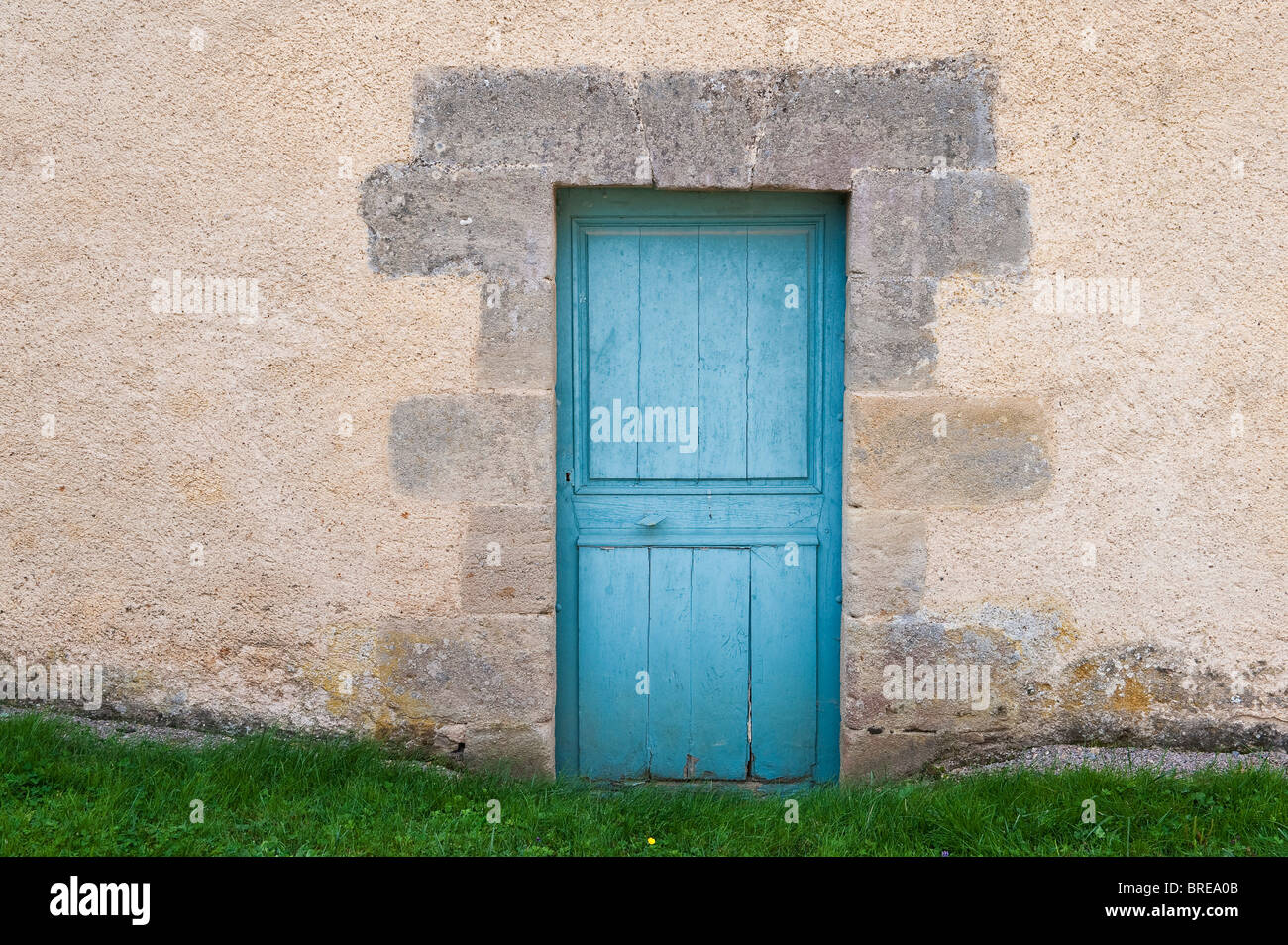 Vecchio Blu porta in un vecchio muro di pietra, Francia Foto Stock