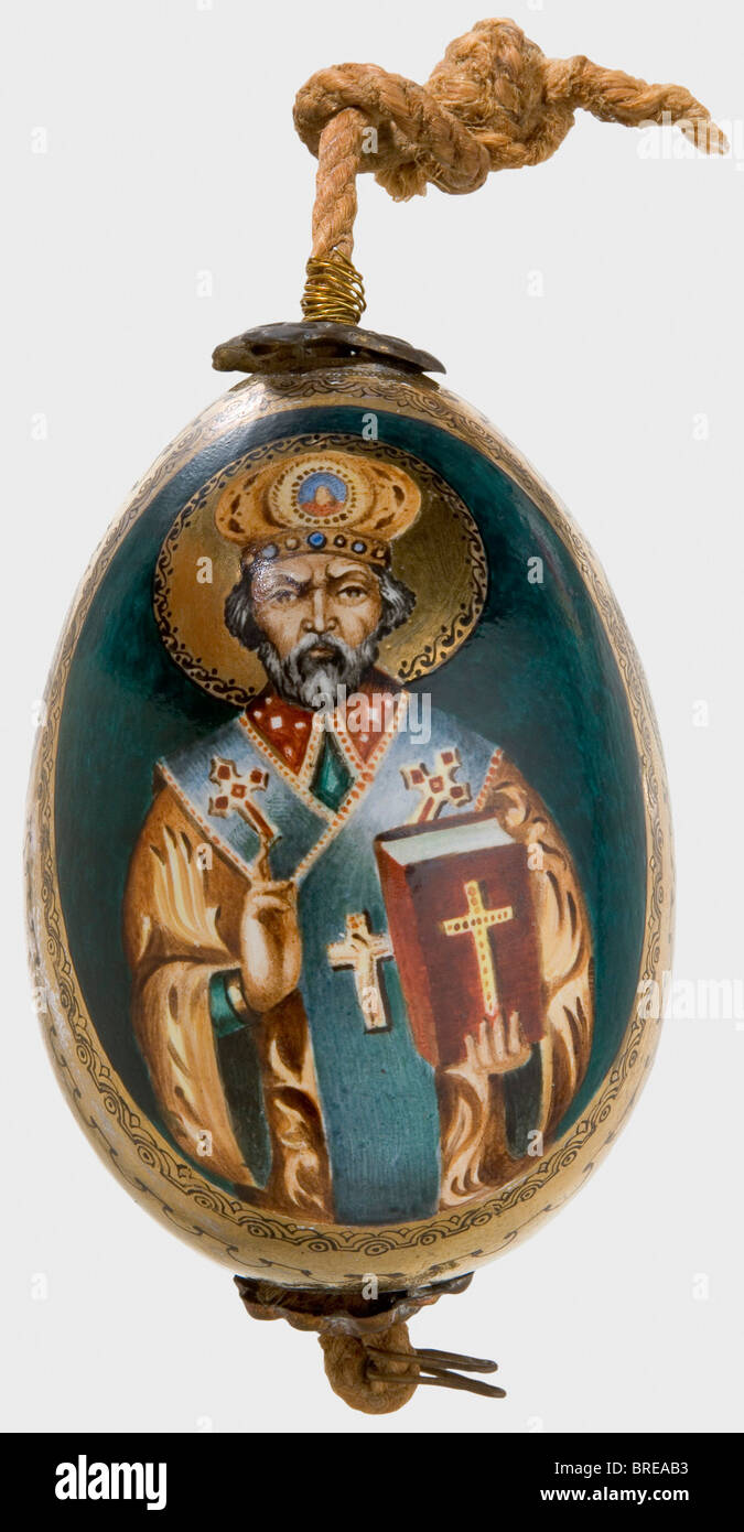 Un uovo di pasqua dipinto, Russia, dopo 1900 Ceramic(?). Raffigurazioni a mano della Vergine Maria e di San Nicola a colori. Riccamente dorato. Altezza 10,5 cm. Sospensione cavo. Storico, storico, persone, 1900s, 20th secolo, oggetto, oggetti, alambicchi, clippings, taglio, taglio, taglio, taglio, belle arti, arte, oggetto d'arte, oggetti d'arte, artful, prezioso, collezionabile, oggetto da collezione, oggetti da collezione, oggetti da collezione, rarità, uomo, uomo, maschio, Foto Stock