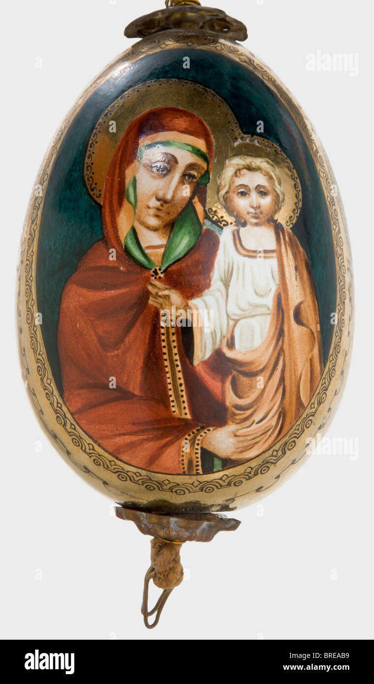 Un uovo di pasqua dipinto, Russia, dopo 1900 Ceramic(?). Raffigurazioni a mano della Vergine Maria e di San Nicola a colori. Riccamente dorato. Altezza 10,5 cm. Sospensione cavo. Storico, storico, persone, 1900s, 20th secolo, oggetto, oggetti, alambicchi, clippings, taglio, taglio, taglio, taglio, belle arti, arte, oggetto d'arte, oggetti d'arte, artful, prezioso, collezionabile, oggetto da collezione, oggetti da collezione, oggetti da collezione, rarità, Foto Stock