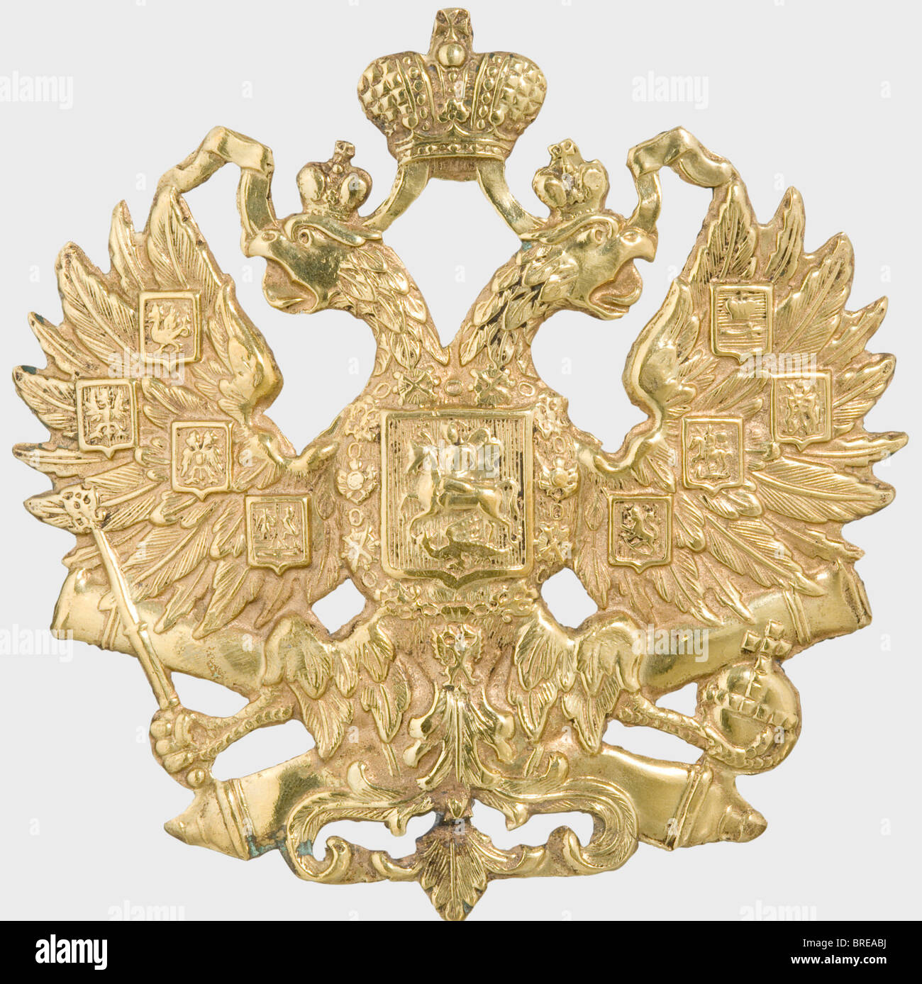Un emblema del casco, dell'Armata Russa Imperiale in ottone con la doratura per lo più conservata. Le anse sul retro sono state riposizionate durante il periodo in cui era indossato. Storico, storico, 19th secolo, belle arti, arte, oggetti d'arte, oggetti d'arte, artful, prezioso, collezionabile, oggetti da collezione, oggetti da collezione, rarità, rarità, Foto Stock