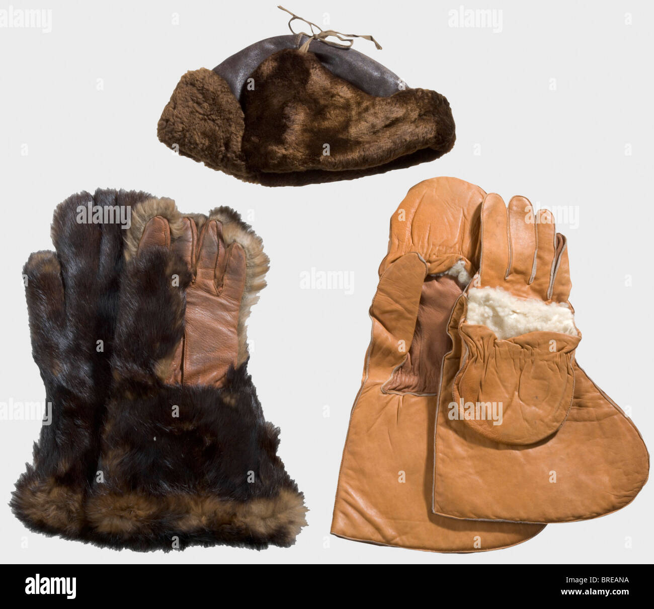 Due paia di guanti da aviatore e un casco, Royal Flying Corps UN paio di guanti da aviatore in pelle marrone chiaro. Guanti con dita e un sacchetto rivestito in pile per l'uso come guanti contro il freddo e polsini lunghi. Modello individuale, non indossato. Un paio di guanti da aviatore con pelliccia scura (mink?) sulla parte superiore. Guanti con dita e polsini lunghi. All'interno è stampato un guanto, "Fownes Own Make Worcester", misura 7/2. Solo leggera usura. Raro, ca. 1918. Casco in pelle marrone per aviatore con una breve nuca, guanciali e fodera in pile marrone. Usurato, ca. 1918. storico, storico, 1910s, Foto Stock