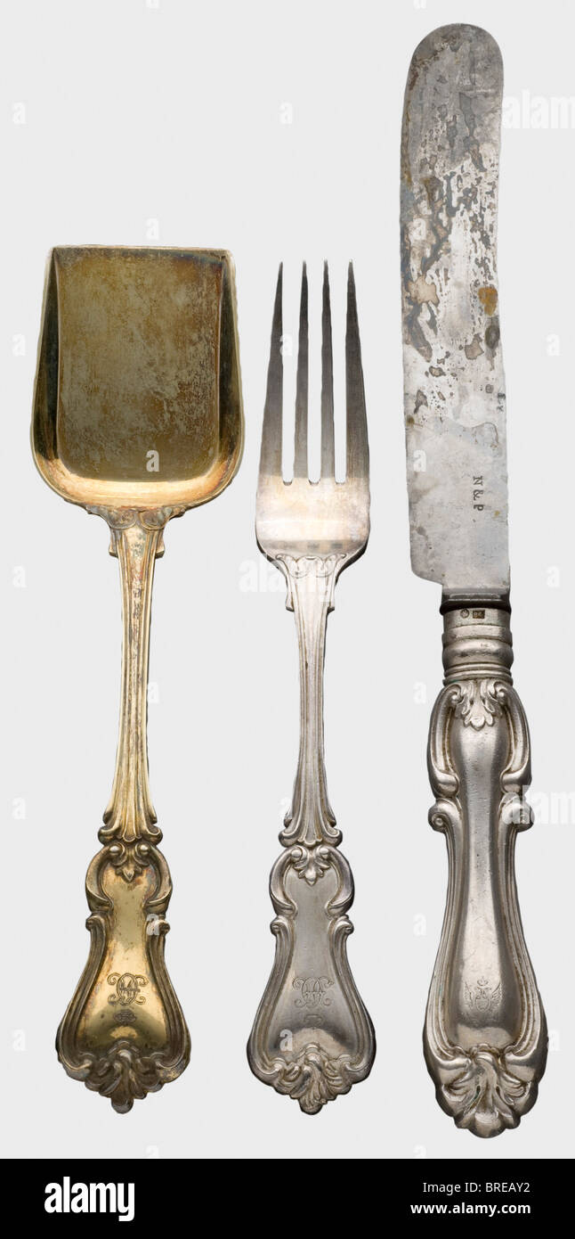 Un pasticcerie dal servizio al tavolo 'en vermeil', Nicholas & Plinke, Court Jewelers al Tsar, San Pietroburgo, datato 1840 Vermeil con il monogramma inciso 'ON' sotto la grande corona ducale e l'aquila russa a doppia testa coronata. San Pietroburgo, marchio di ispezione per l'84 Zolotniki, Dmitry Ilich Tverskoi, il 1840 e il marchio del maestro di lavoro "H.L." (Henrik August Long). Lunghezza 22,2 cm. Peso 120 g. Anche un coltello d'argento e forchetta dal tavolo d'argento, fatto e contrassegnato en suite. Lunghezze 29 e 21,5 cm. Il servizio completo al tavolo e il dessert , Foto Stock