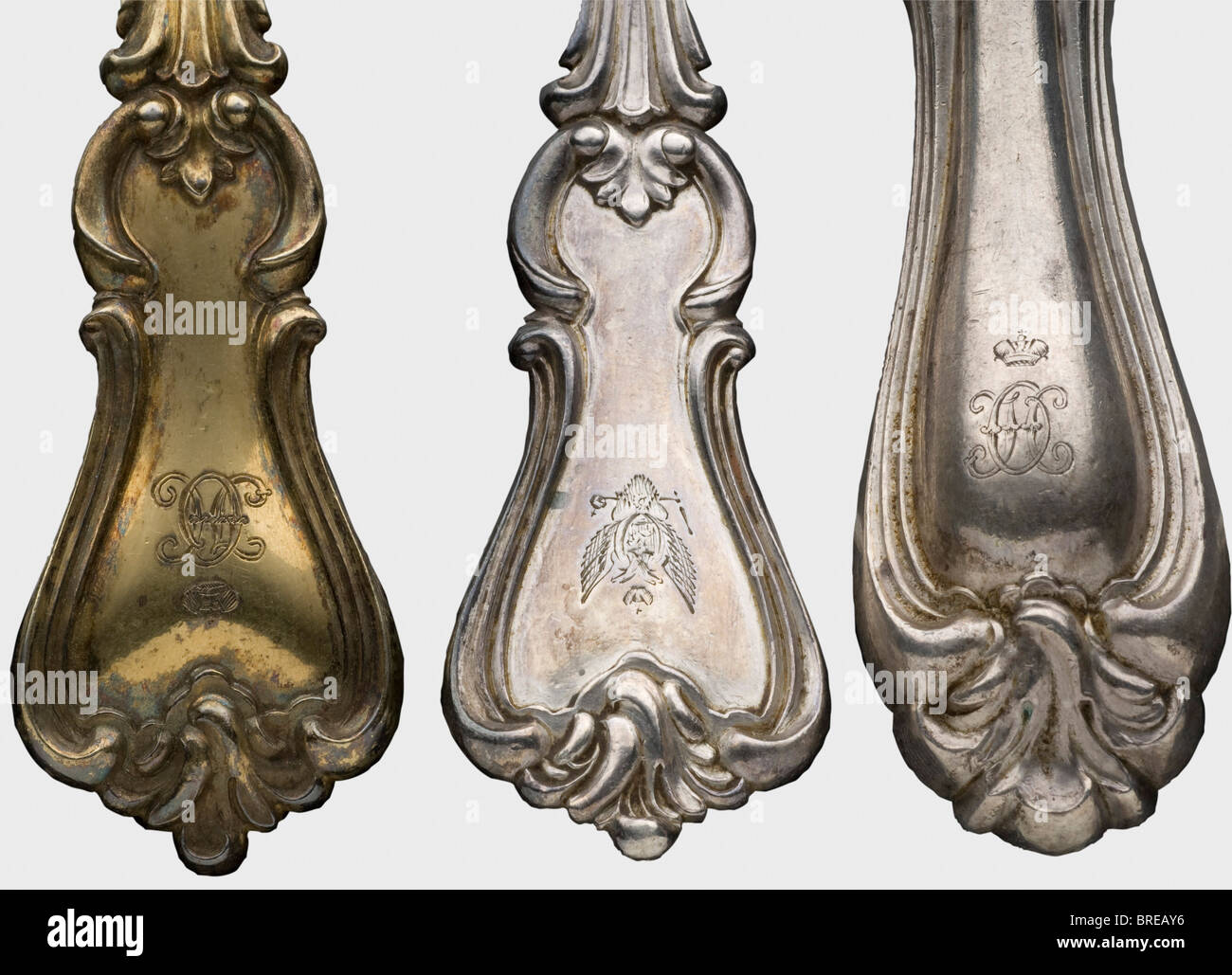 Un pasticcerie dal servizio al tavolo 'en vermeil', Nicholas & Plinke, Court Jewelers al Tsar, San Pietroburgo, datato 1840 Vermeil con il monogramma inciso 'ON' sotto la grande corona ducale e l'aquila russa a doppia testa coronata. San Pietroburgo, marchio di ispezione per l'84 Zolotniki, Dmitry Ilich Tverskoi, il 1840 e il marchio del maestro di lavoro "H.L." (Henrik August Long). Lunghezza 22,2 cm. Peso 120 g. Anche un coltello d'argento e forchetta dal tavolo d'argento, fatto e contrassegnato en suite. Lunghezze 29 e 21,5 cm. Il servizio completo al tavolo e il dessert , Foto Stock