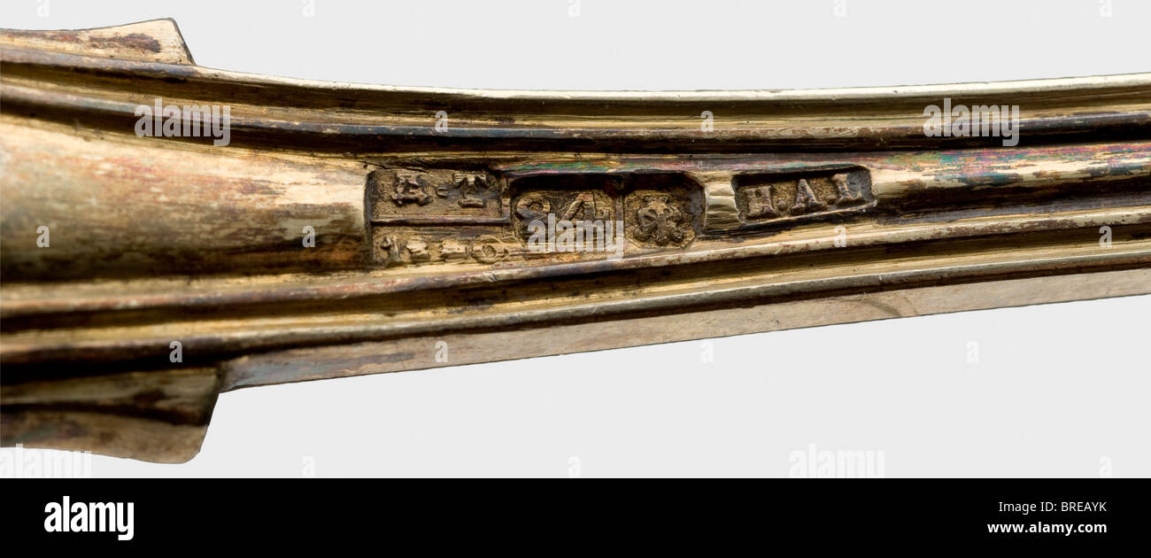 Un pasticcerie dal servizio al tavolo 'en vermeil', Nicholas & Plinke, Court Jewelers al Tsar, San Pietroburgo, datato 1840 Vermeil con il monogramma inciso 'ON' sotto la grande corona ducale e l'aquila russa a doppia testa coronata. San Pietroburgo, marchio di ispezione per l'84 Zolotniki, Dmitry Ilich Tverskoi, il 1840 e il marchio del maestro di lavoro "H.L." (Henrik August Long). Lunghezza 22,2 cm. Peso 120 g. Anche un coltello d'argento e forchetta dal tavolo d'argento, fatto e contrassegnato en suite. Lunghezze 29 e 21,5 cm. Il servizio completo al tavolo e il dessert , Foto Stock