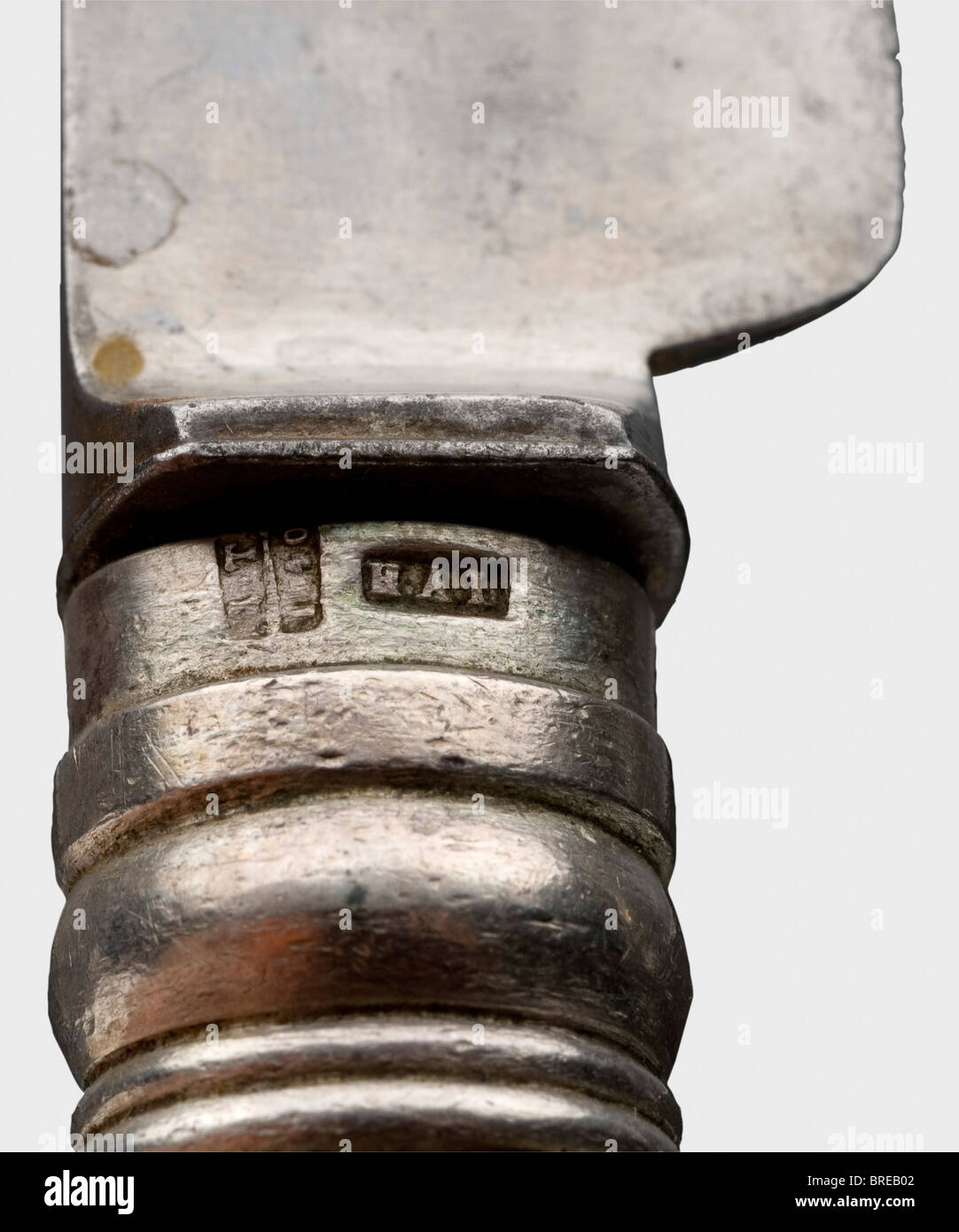 Un pasticcerie dal servizio al tavolo 'en vermeil', Nicholas & Plinke, Court Jewelers al Tsar, San Pietroburgo, datato 1840 Vermeil con il monogramma inciso 'ON' sotto la grande corona ducale e l'aquila russa a doppia testa coronata. San Pietroburgo, marchio di ispezione per l'84 Zolotniki, Dmitry Ilich Tverskoi, il 1840 e il marchio del maestro di lavoro "H.L." (Henrik August Long). Lunghezza 22,2 cm. Peso 120 g. Anche un coltello d'argento e forchetta dal tavolo d'argento, fatto e contrassegnato en suite. Lunghezze 29 e 21,5 cm. Il servizio completo al tavolo e il dessert , Foto Stock