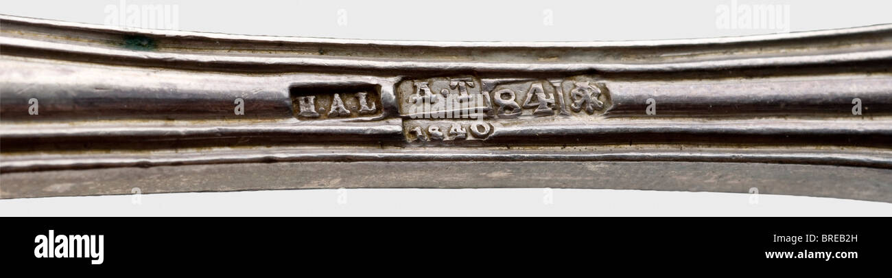 Un pasticcerie dal servizio al tavolo 'en vermeil', Nicholas & Plinke, Court Jewelers al Tsar, San Pietroburgo, datato 1840 Vermeil con il monogramma inciso 'ON' sotto la grande corona ducale e l'aquila russa a doppia testa coronata. San Pietroburgo, marchio di ispezione per l'84 Zolotniki, Dmitry Ilich Tverskoi, il 1840 e il marchio del maestro di lavoro "H.L." (Henrik August Long). Lunghezza 22,2 cm. Peso 120 g. Anche un coltello d'argento e forchetta dal tavolo d'argento, fatto e contrassegnato en suite. Lunghezze 29 e 21,5 cm. Il servizio completo al tavolo e il dessert , Foto Stock