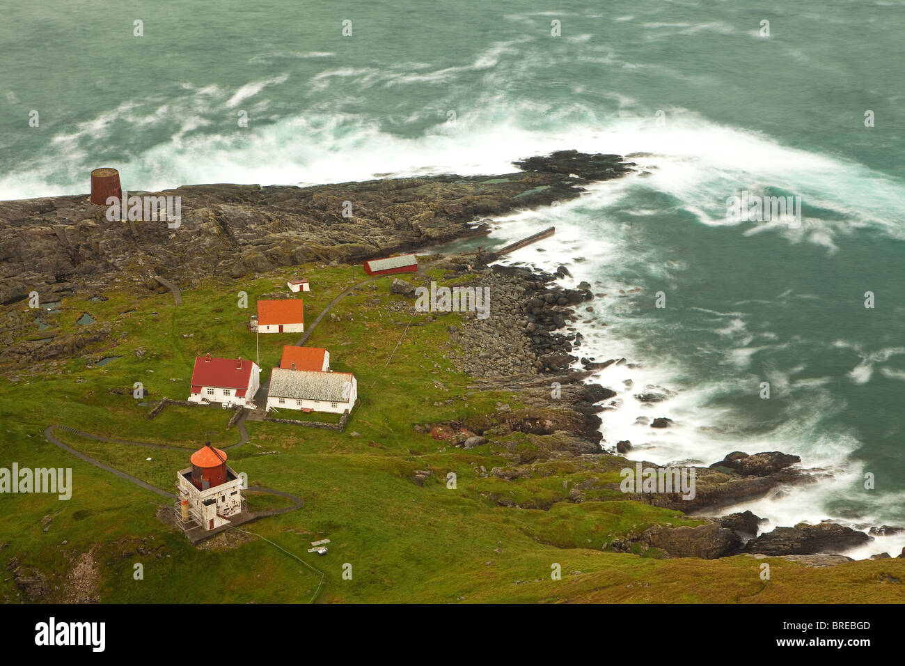 Il Lighthouse Runde fyr sull'isola Runde sulla costa atlantica occidentale della Norvegia. Foto Stock
