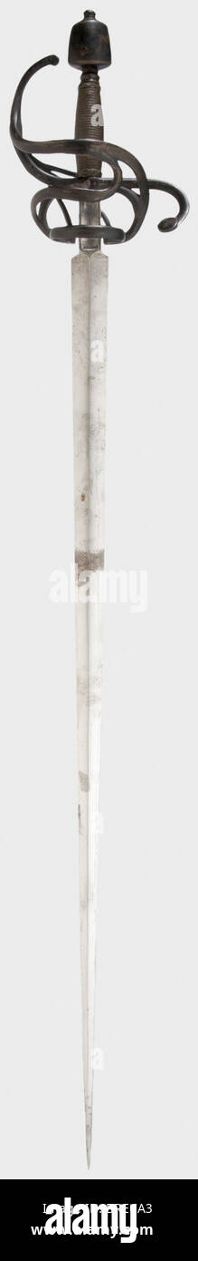 Una spada annerita per l'orologio della città di Monaco, Wolfgang Ständler, Monaco di Baviera, circa 1590/1600 lama affusolata pesante con una cresta centrale su entrambi i lati. Il ricasso fullered è timbrato con un segno di luna crescente su entrambi i lati. Ferro annerito swept hilt. Impugnatura con avvolgicavo in ferro originale e teste di Turk. Pomo appiattito leggermente rastremato. Lunghezza 114 cm. Spada tipica per il City Watch di Monaco con il marchio del Swordsmith Wolfgang Ständler di Monaco, che è documentato a Monaco alla fine del 16th secolo. Numerose spade identiche si possono vedere nell'Armeria di Monaco, Foto Stock