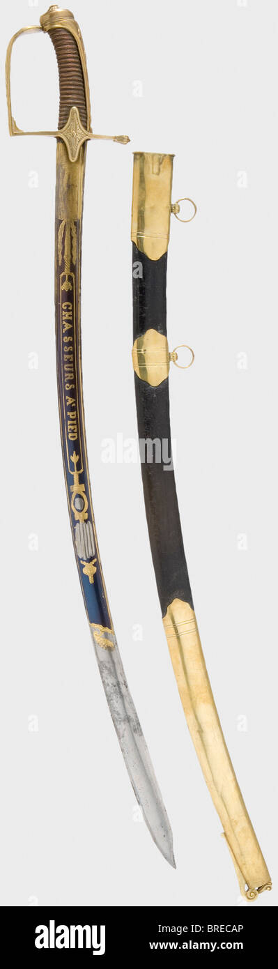 Una sciabola per ufficiali del personale montati, della Guardia A Piedi della Fanteria leggera francese Blade à la Montmorency, brace, incise e dorate su entrambi i lati. Inscritto, 'Garde...', 'Chasseurs à pied'. Durante la prima Restaurazione, la parola 'impérial' e i simboli imperiali furono rettificati. Hilt con arco a snodo placcato oro. Presa avvolta con fili di rame di diverso spessore. Scabbard in pelle con supporti in ottone. Lunghezza 92 cm. Rara reliquia dalla conversione dell'esercito imperiale all'esercito reale della Restaurazione. Ilt doratura e lama, tranne per alcune macchie insignificanti su th, Foto Stock