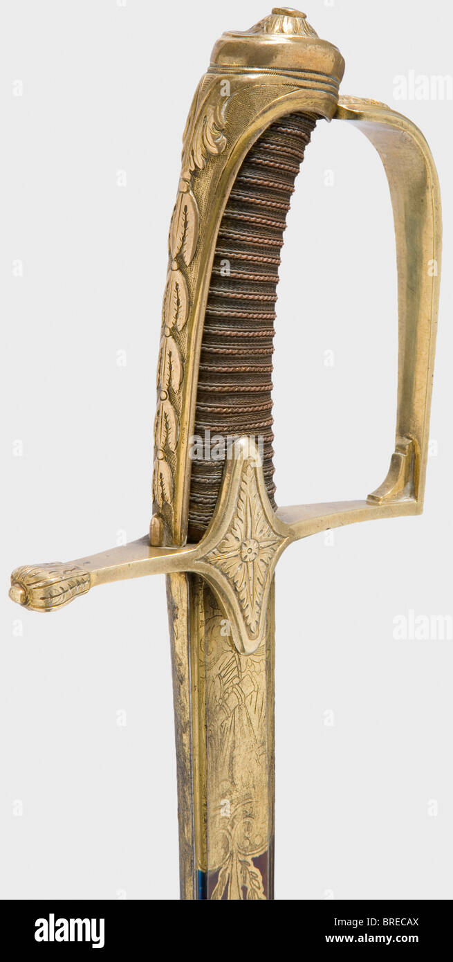 Una sciabola per ufficiali del personale montati, della Guardia A Piedi della Fanteria leggera francese Blade à la Montmorency, brace, incise e dorate su entrambi i lati. Inscritto, 'Garde...', 'Chasseurs à pied'. Durante la prima Restaurazione, la parola 'impérial' e i simboli imperiali furono rettificati. Hilt con arco a snodo placcato oro. Presa avvolta con fili di rame di diverso spessore. Scabbard in pelle con supporti in ottone. Lunghezza 92 cm. Rara reliquia dalla conversione dell'esercito imperiale all'esercito reale della Restaurazione. Ilt doratura e lama, tranne per alcune macchie insignificanti su th, Foto Stock