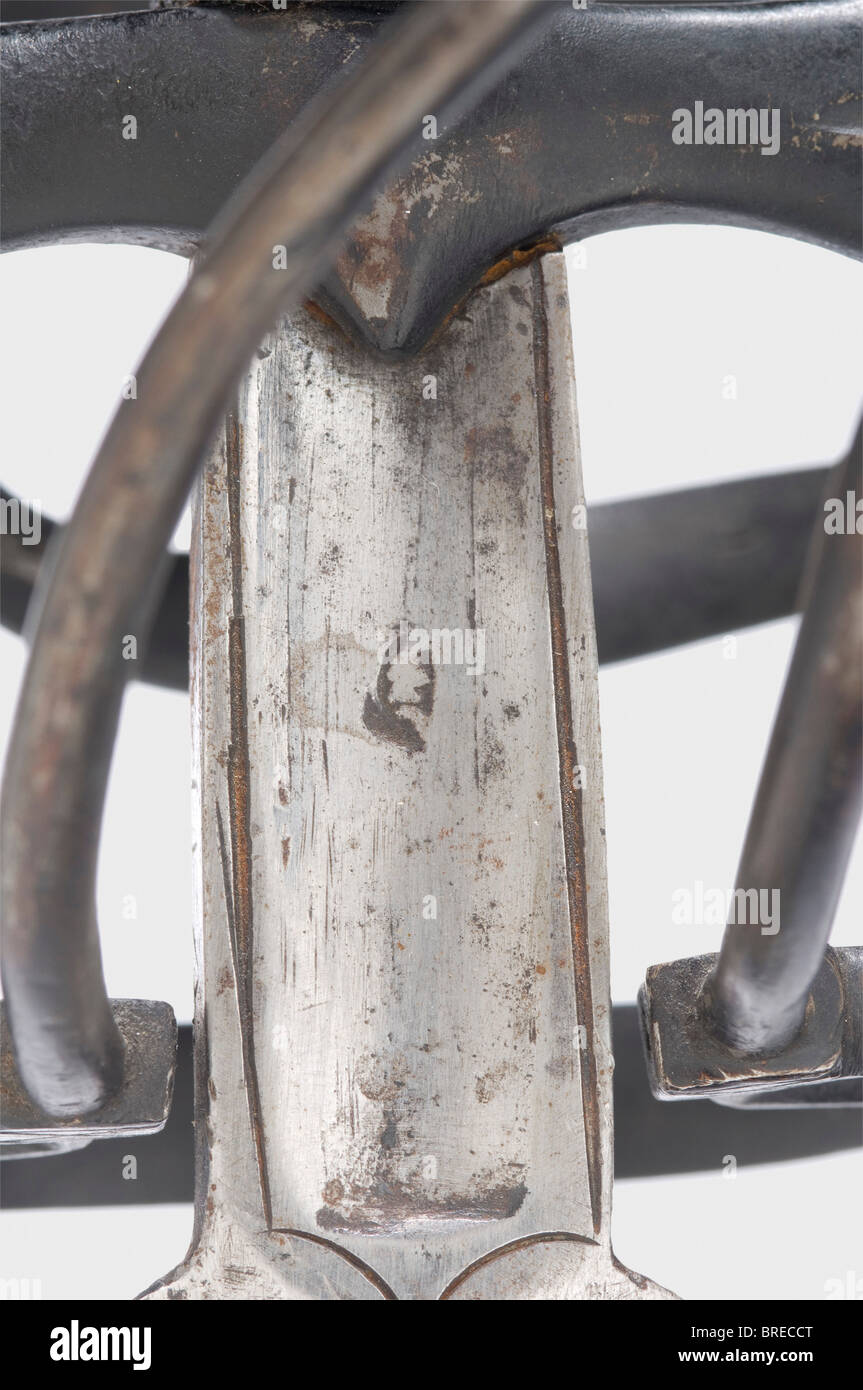 Una spada annerita per l'orologio della città di Monaco, Wolfgang Ständler, Monaco di Baviera, circa 1590/1600 lama affusolata pesante con una cresta centrale su entrambi i lati. Il ricasso fullered è timbrato con un segno di luna crescente su entrambi i lati. Ferro annerito swept hilt. Impugnatura con avvolgicavo in ferro originale e teste di Turk. Pomo appiattito leggermente rastremato. Lunghezza 114 cm. Spada tipica per il City Watch di Monaco con il marchio del Swordsmith Wolfgang Ständler di Monaco, che è documentato a Monaco alla fine del 16th secolo. Numerose spade identiche si possono vedere nell'Armeria di Monaco, Foto Stock