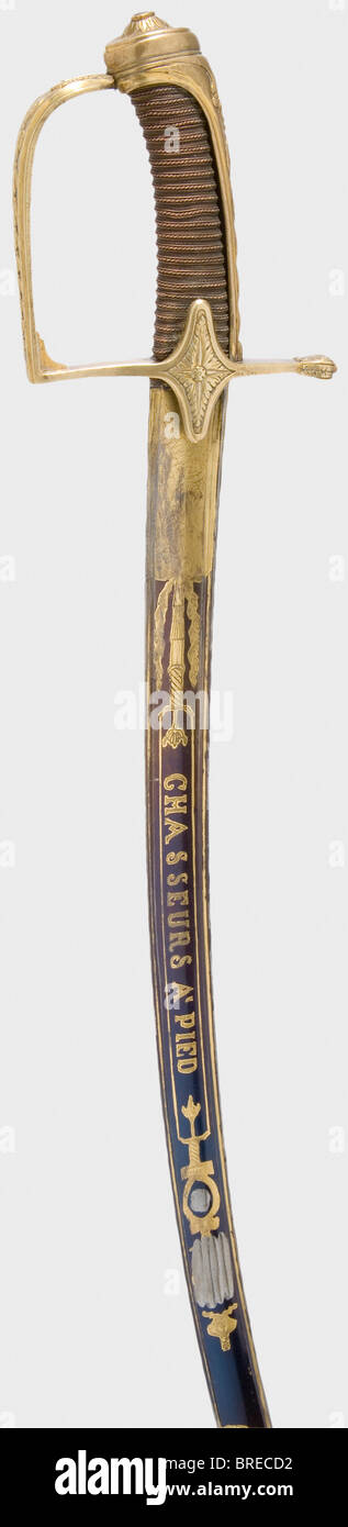 Una sciabola per ufficiali del personale montati, della Guardia A Piedi della Fanteria leggera francese Blade à la Montmorency, brace, incise e dorate su entrambi i lati. Inscritto, 'Garde...', 'Chasseurs à pied'. Durante la prima Restaurazione, la parola 'impérial' e i simboli imperiali furono rettificati. Hilt con arco a snodo placcato oro. Presa avvolta con fili di rame di diverso spessore. Scabbard in pelle con supporti in ottone. Lunghezza 92 cm. Rara reliquia dalla conversione dell'esercito imperiale all'esercito reale della Restaurazione. Ilt doratura e lama, tranne per alcune macchie insignificanti su th, Foto Stock
