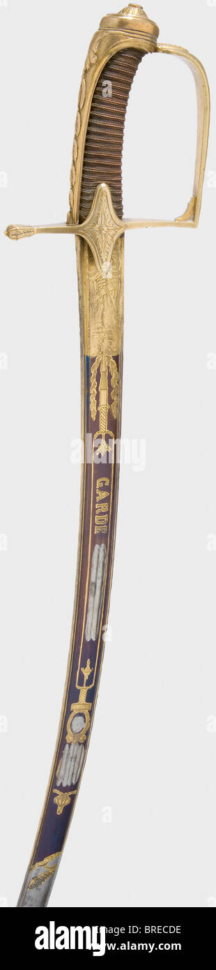 Una sciabola per ufficiali del personale montati, della Guardia A Piedi della Fanteria leggera francese Blade à la Montmorency, brace, incise e dorate su entrambi i lati. Inscritto, 'Garde...', 'Chasseurs à pied'. Durante la prima Restaurazione, la parola 'impérial' e i simboli imperiali furono rettificati. Hilt con arco a snodo placcato oro. Presa avvolta con fili di rame di diverso spessore. Scabbard in pelle con supporti in ottone. Lunghezza 92 cm. Rara reliquia dalla conversione dell'esercito imperiale all'esercito reale della Restaurazione. Ilt doratura e lama, tranne per alcune macchie insignificanti su th, Foto Stock