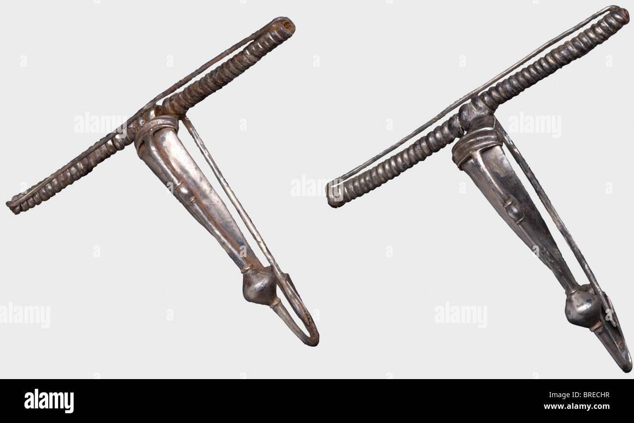 Un set di argento celtico costituito da una coppia e una coppia di fibule a balestra, Europa sudorientale, tardo periodo la Tene, 3rd/2nd secolo a.C. Coppia pesante di tre trefoli ritorti, con ciascuna delle estremità sovrapposte terminanti in spirali a tripla torsione. Un gancio di chiusura davanti. Anche una coppia di forti fibule grosse identiche. La centina forgiata in un unico pezzo con molle a spirale ampiamente estese e perni intatti. Pulizia della scoperta degli scavi. Restauri minimi in luoghi. Diametro della coppia 16 cm. Lunghezza delle fibule 11,5 e 12 cm. Peso totale: Circa 396 g. storico, h, Foto Stock