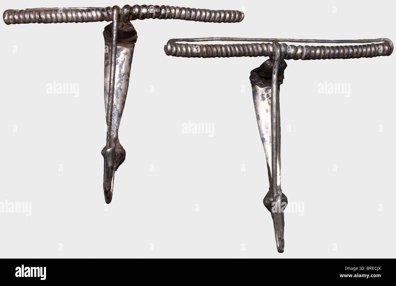 Un set di argento celtico costituito da una coppia e una coppia di fibule a balestra, Europa sudorientale, tardo periodo la Tene, 3rd/2nd secolo a.C. Coppia pesante di tre trefoli ritorti, con ciascuna delle estremità sovrapposte terminanti in spirali a tripla torsione. Un gancio di chiusura davanti. Anche una coppia di forti fibule grosse identiche. La centina forgiata in un unico pezzo con molle a spirale ampiamente estese e perni intatti. Pulizia della scoperta degli scavi. Restauri minimi in luoghi. Diametro della coppia 16 cm. Lunghezza delle fibule 11,5 e 12 cm. Peso totale: Circa 396 g. storico, h, Foto Stock