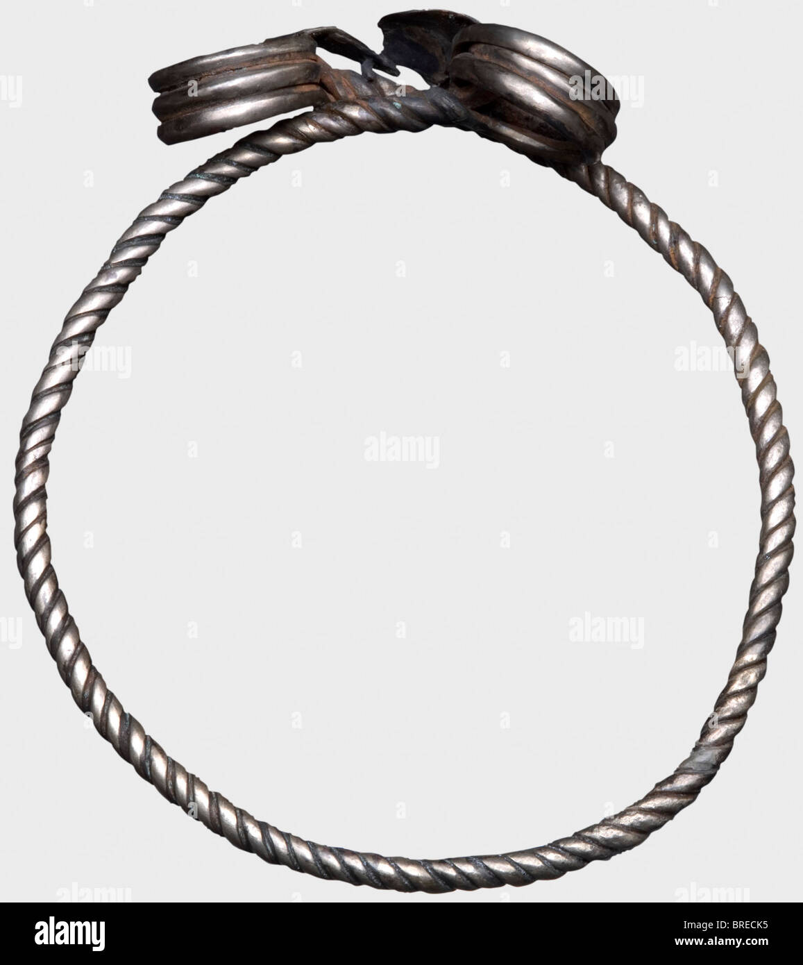 Un set di argento celtico costituito da una coppia e una coppia di fibule a balestra, Europa sudorientale, tardo periodo la Tene, 3rd/2nd secolo a.C. Coppia pesante di tre trefoli ritorti, con ciascuna delle estremità sovrapposte terminanti in spirali a tripla torsione. Un gancio di chiusura davanti. Anche una coppia di forti fibule grosse identiche. La centina forgiata in un unico pezzo con molle a spirale ampiamente estese e perni intatti. Pulizia della scoperta degli scavi. Restauri minimi in luoghi. Diametro della coppia 16 cm. Lunghezza delle fibule 11,5 e 12 cm. Peso totale: Circa 396 g. storico, h, Foto Stock