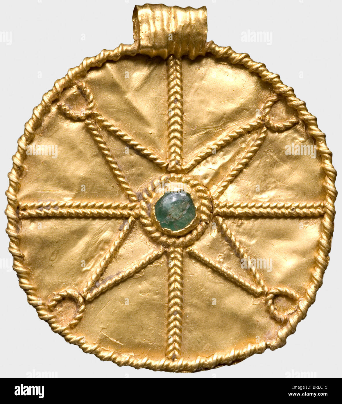 Pendente d'oro dell'Europa Centrale, periodo di migrazione, 6th secolo d.C. sul fronte è visibile UNA lampada a sospensione rotonda a forma di disco con una ruota d'oro filigree o una decorazione a stella. Un piccolo cabochon smeraldo posto al centro, e un piccolo anello di sospensione scanalato sulla parte superiore. Pulizia della scoperta degli scavi. Altezza 37 mm. Peso circa 6 g. storico, storico, antico mondo, antico mondo, antico tempo, oggetto, oggetti, alambicchi, clipping, cut-out, cut-out, cut-out, gioielli, gioielli, nobile, prezioso, Foto Stock