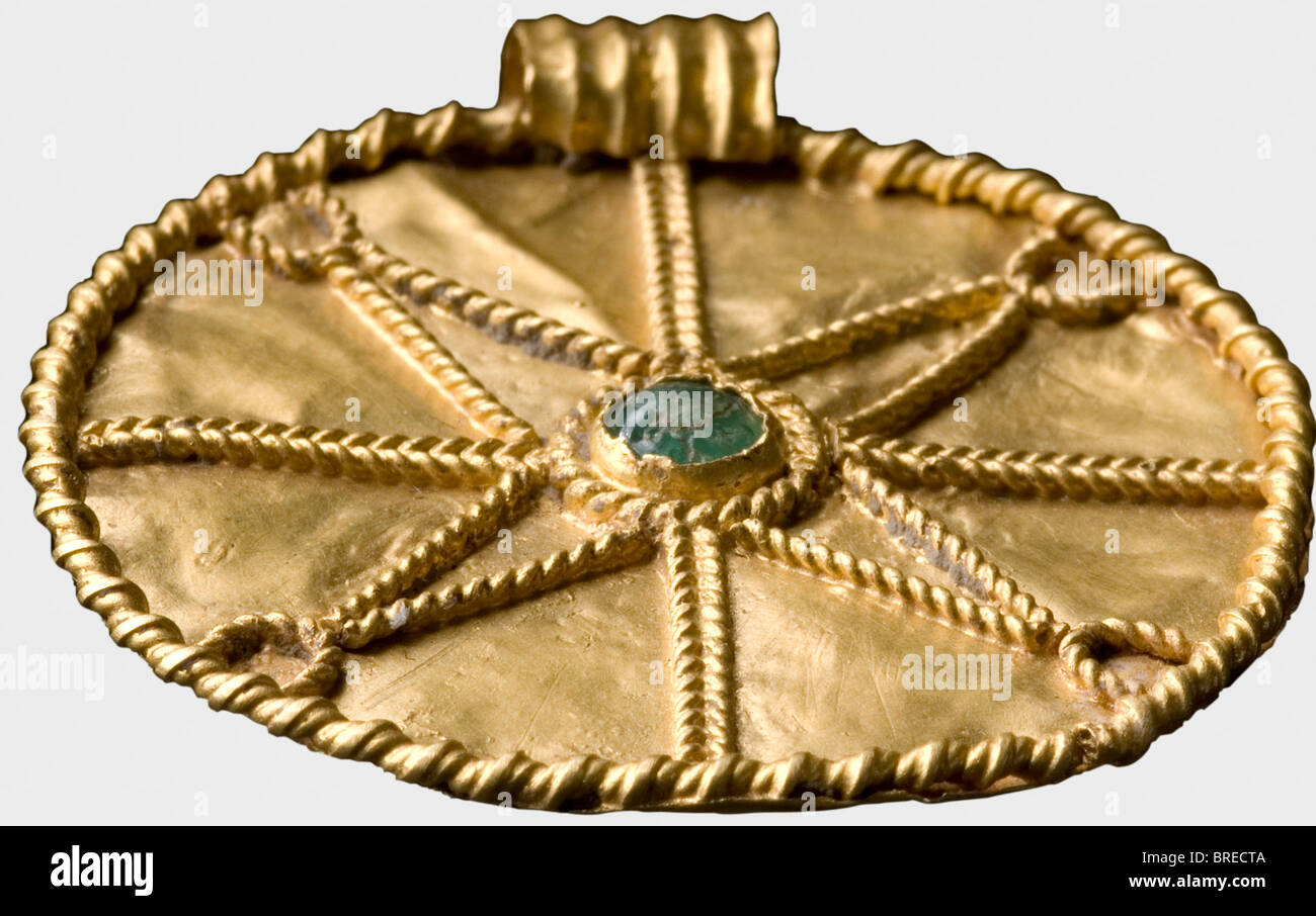 Pendente d'oro dell'Europa Centrale, periodo di migrazione, 6th secolo d.C. sul fronte è visibile UNA lampada a sospensione rotonda a forma di disco con una ruota d'oro filigree o una decorazione a stella. Un piccolo cabochon smeraldo posto al centro, e un piccolo anello di sospensione scanalato sulla parte superiore. Pulizia della scoperta degli scavi. Altezza 37 mm. Peso circa 6 g. storico, storico, antico mondo, antico mondo, antico tempo, oggetto, oggetti, alambicchi, clipping, cut-out, cut-out, cut-out, gioielli, gioielli, nobile, prezioso, Foto Stock