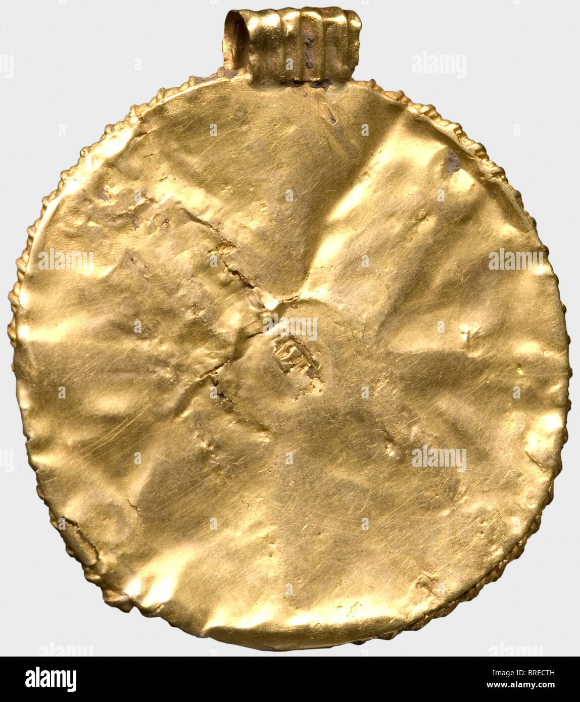 Pendente d'oro dell'Europa Centrale, periodo di migrazione, 6th secolo d.C. sul fronte è visibile UNA lampada a sospensione rotonda a forma di disco con una ruota d'oro filigree o una decorazione a stella. Un piccolo cabochon smeraldo posto al centro, e un piccolo anello di sospensione scanalato sulla parte superiore. Pulizia della scoperta degli scavi. Altezza 37 mm. Peso circa 6 g. storico, storico, antico mondo, antico mondo, antico tempo, oggetto, oggetti, alambicchi, clipping, cut-out, cut-out, cut-out, gioielli, gioielli, nobile, prezioso, Foto Stock