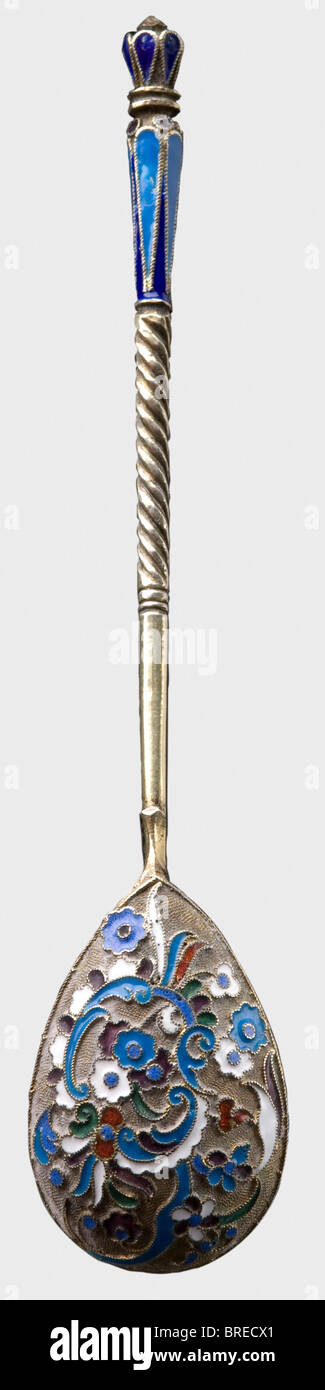 Sei cucchiai di cloisonné, circa 1910. Argento dorato, con disegni floreali in smalto. L'interno delle ciotole reca il marchio del maestro cirillico "Z" e il segno distintivo "84". Lunghezza di 14,3 cm. Peso totale 156 g. Provenienza: Grand Duchessa vera Konstantinovna Romanova (1854 - 1912). Storico, storico, 1910s, 20th secolo, oggetto, oggetti, alambicchi, clippings, taglio, taglio, taglio, arte, oggetti d'arte, oggetti d'arte, arte, oggetti d'arte, preziosi, oggetti da collezione, oggetti da collezione, oggetti da collezione, rarità, rarità, oggetti da collezione, posate, posate, cucchiai, posate, Foto Stock