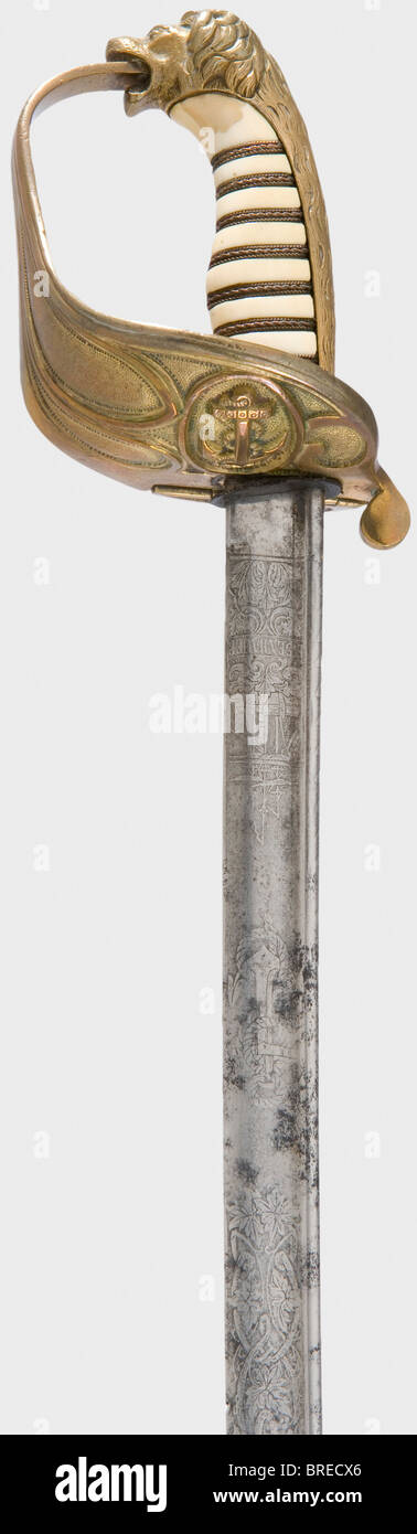 Volkmar von Arnim, aiutante-de-camp nell'entourage del Kaiser, una lama modello 1874 del ufficiale navale del saber Del Tubo-backed con i yellmen, acquaforte navale/floreale decorativa, 'Eisenhauer'. Ruggine della lama macchiata. Tombac hilt con testa di leone. Ancora uncoronato(!), come con il pattern prussiano. La testa del leone è nella forma speciale per 1874. Presa ossea con avvolgimento del filo. La firma 'v. Arnim' è inciso sulla piccola protezione laterale posteriore pieghevole. Lunghezza 92 cm. Scabbard in pelle con supporti in ottone. Cfr. Stefanski, «dies langen Offiziersseitenwaffen der deutschen Marine», pagina 47. Anche a, Foto Stock