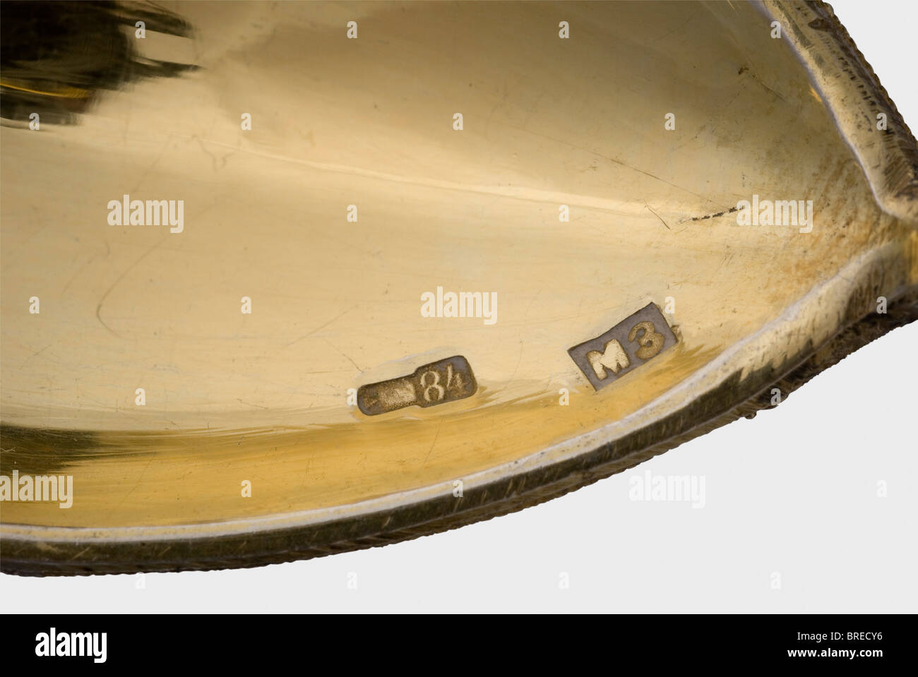 Sei cucchiai di cloisonné, circa 1910. Argento dorato, con disegni floreali in smalto. L'interno delle ciotole reca il marchio del maestro cirillico "Z" e il segno distintivo "84". Lunghezza di 14,3 cm. Peso totale 156 g. Provenienza: Grand Duchessa vera Konstantinovna Romanova (1854 - 1912). Storico, storico, 1910s, 20th secolo, 19th secolo, oggetto, oggetti, alambicchi, clippings, taglio, taglio, taglio, arte, arte, oggetti d'arte, oggetti d'arte, artful, preziosi, collezionabili, oggetti da collezione, oggetti da collezione, oggetti da collezione, oggetti da collezione, rarità, rarità, oggetti da collezione Foto Stock