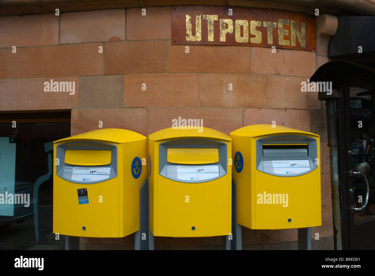 Utposten (avamposto) bar esterno con postboxes città vecchia Helsingborg Skåne Svezia Europa Foto Stock