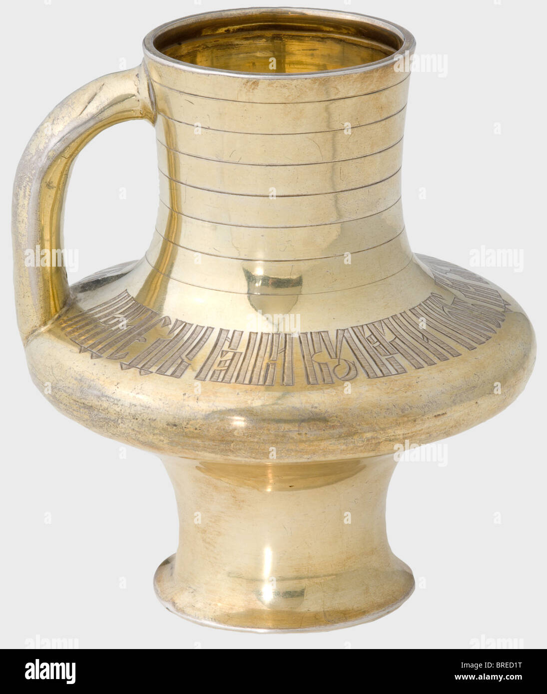 Una tazza da bere in argento dorato, Mosca, 1862 Argento, dorata su tutta la superficie. Iscrizione incisa nell'antico russo 'I Nostri antenati mangiarono semplicemente e vivevano su questa terra più di cento anni'. Il marchio del maestro cirillico, 'IA', il marchio di Mosca '84', il marchio del maestro d'ispezione, 'BC', e l'anno '1862' sono sul fondo. Altezza 11,5 cm. Peso 190 g. Provenienza: Grand Duchessa Olga Nikolaevna Romanova (1822-1892). Storico, storico, 19th secolo, nave, vasi, oggetto, oggetti, alambicchi, clippings, tagli, tagli, tagli, Foto Stock Una tazza da bere in argento dorato, Mosca, 1862 Argento, dorata su tutta la superficie. Iscrizione incisa nell'antico russo 'I Nostri antenati mangiarono semplicemente e vivevano su questa terra più di cento anni'. Il marchio del maestro cirillico, 'IA', il marchio di Mosca '84', il marchio del maestro d'ispezione, 'BC', e l'anno '1862' sono sul fondo. Altezza 11,5 cm. Peso 190 g. Provenienza: Grand Duchessa Olga Nikolaevna Romanova (1822-1892). Storico, storico, 19th secolo, nave, vasi, oggetto, oggetti, alambicchi, clippings, tagli, tagli, tagli, Foto Stock
