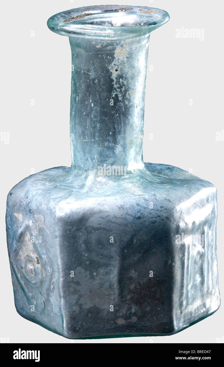 Un vaso di vetro romano con simboli ebraici, 1st secolo d.C. UN piccolo  pallone di vetro blu, modellato quando soffiato. Corpo a sei lati con un collo  sottile e un labbro prominente.