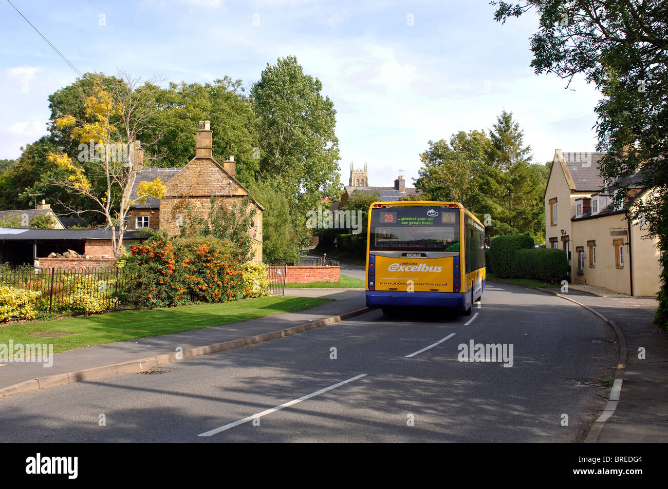 Il servizio di bus locale attraverso minori villaggio Brailes, Warwickshire, Inghilterra, Regno Unito Foto Stock