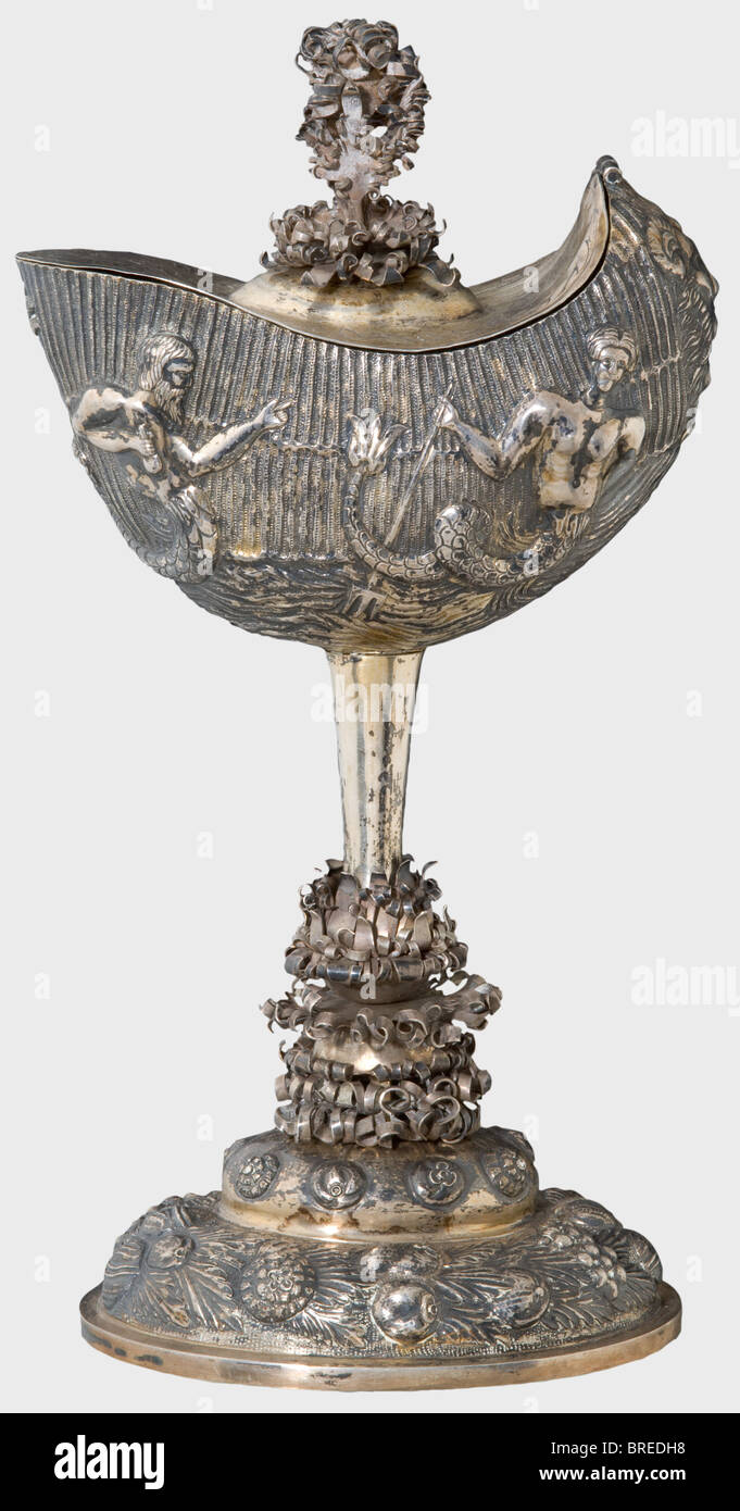 Un calice nautilus d'argento tedesco, storismo, circa 1840. Argento con  resti di doratura. L'interno doratura ben conservato. Realizzato in diversi  pezzi. Decorazioni in rilievo e incise, tra cui mitiche creature marine,  frutta