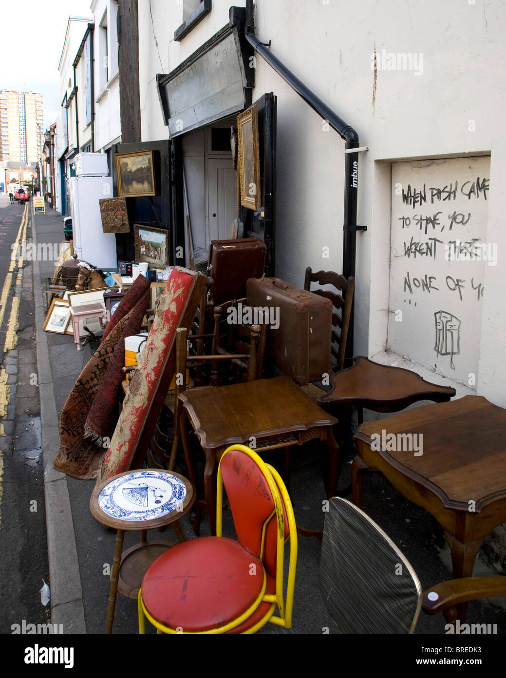 I beni di seconda mano per la vendita in una strada di Brighton Foto Stock